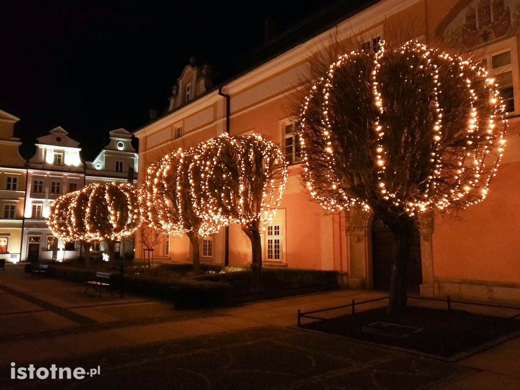 Świąteczne ozdoby na bolesławieckim rynku