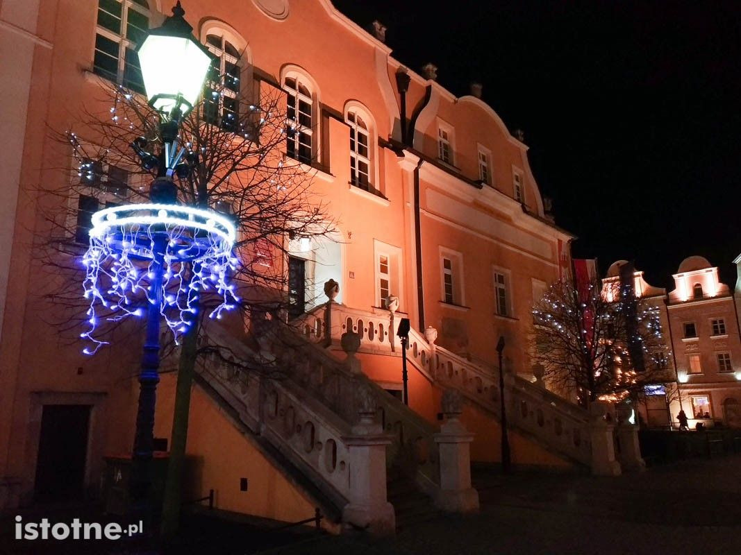 Świąteczne ozdoby na bolesławieckim rynku