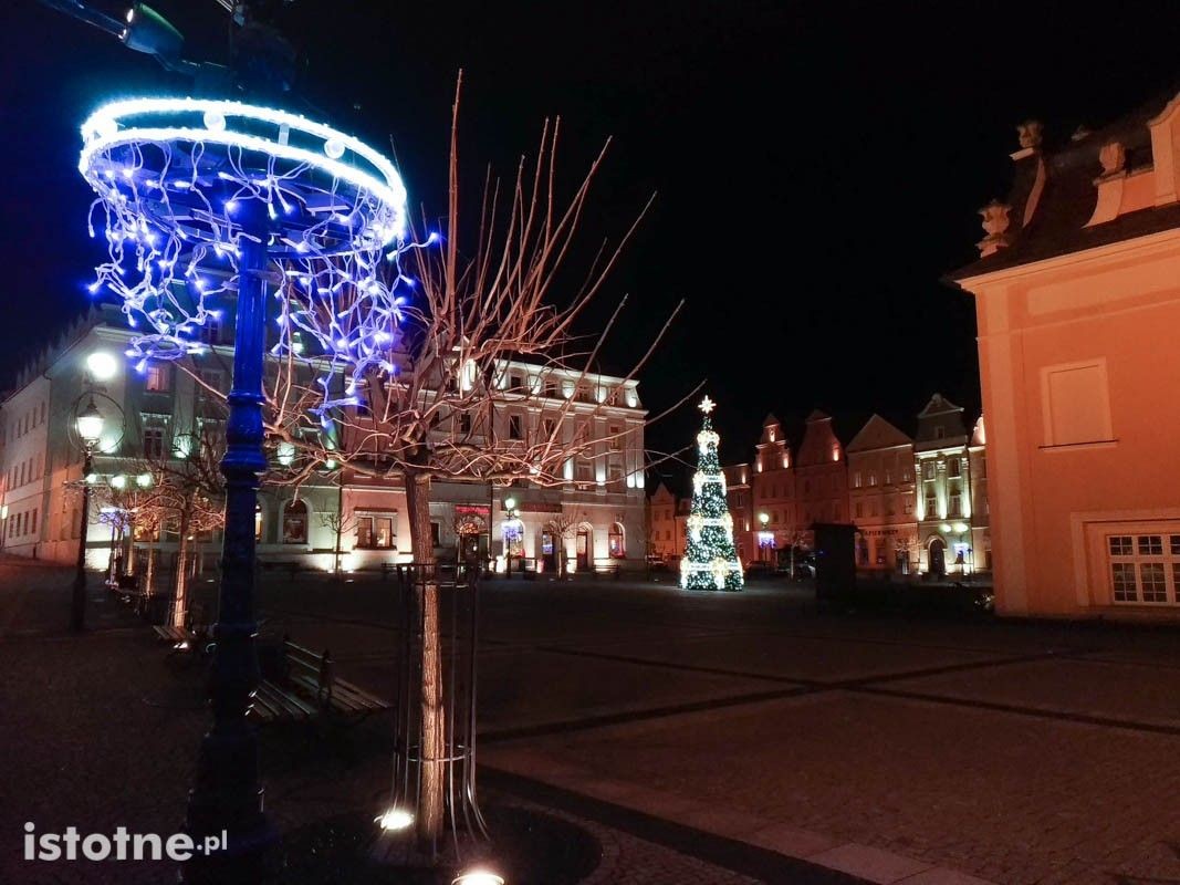 Świąteczne ozdoby na bolesławieckim rynku