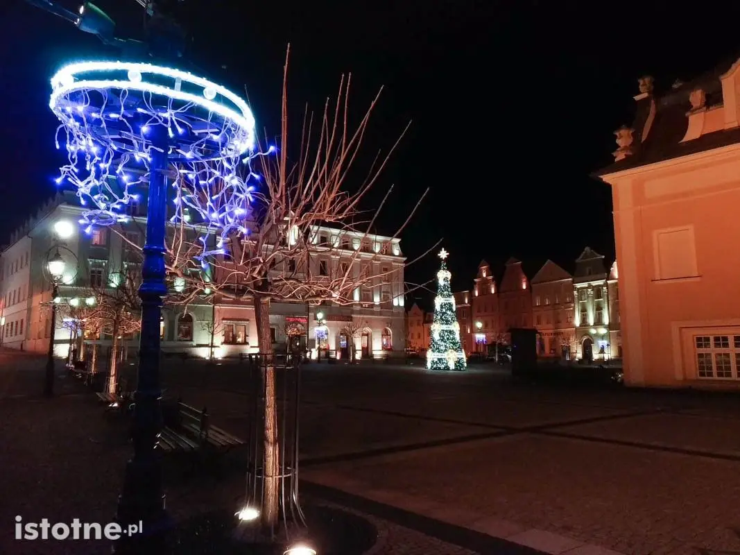 Świąteczne ozdoby na bolesławieckim rynku