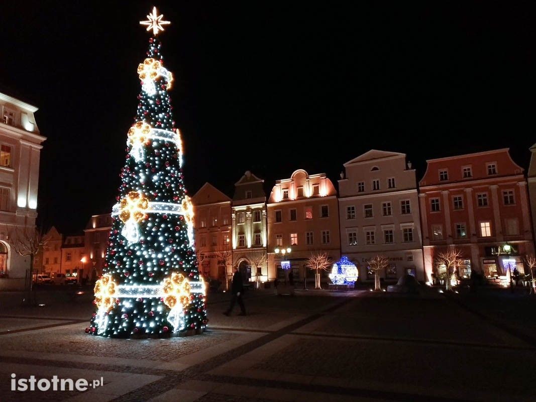 Świąteczne ozdoby na bolesławieckim rynku