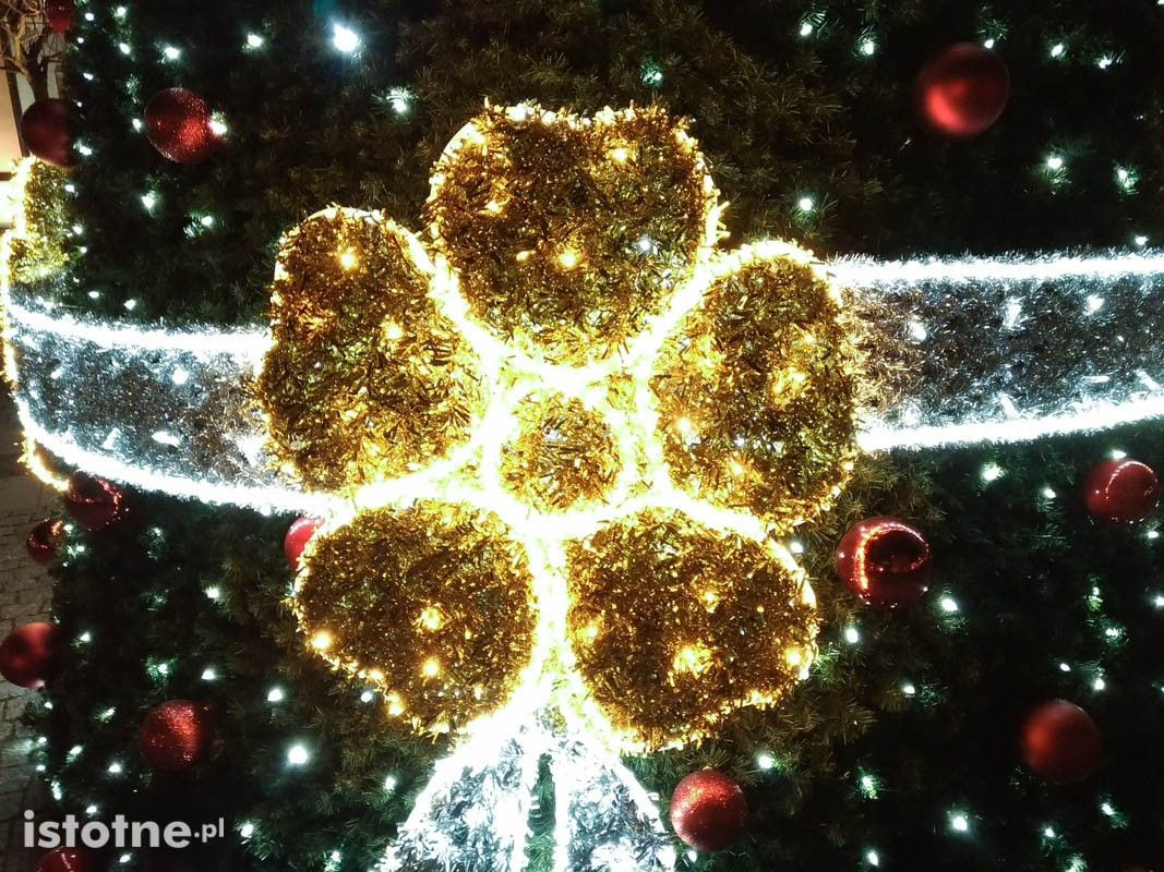 Świąteczne ozdoby na bolesławieckim rynku