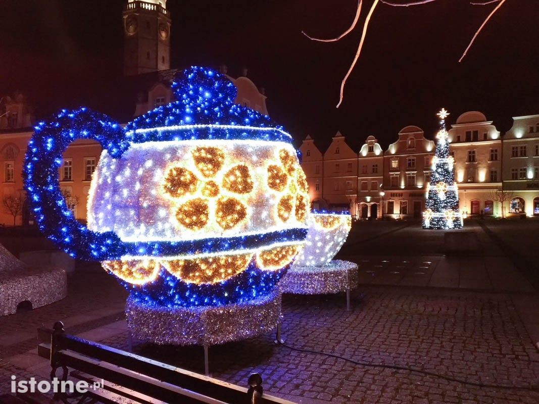 Świąteczne ozdoby na bolesławieckim rynku