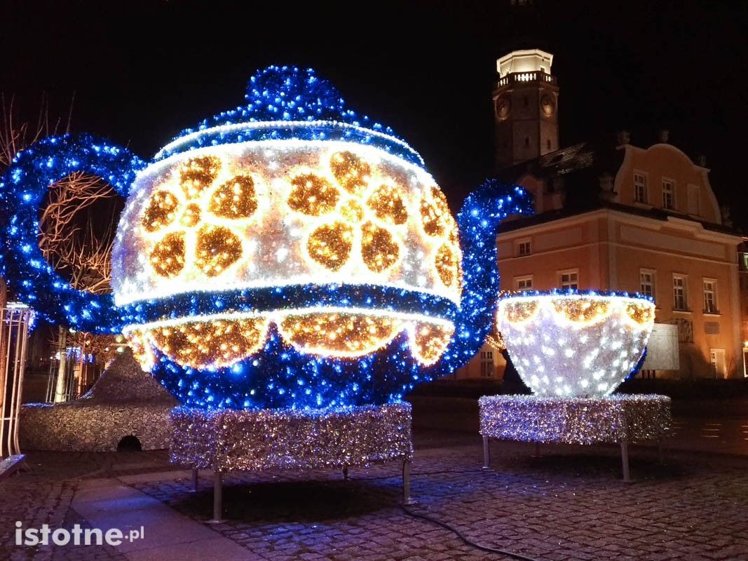 Świąteczne ozdoby na bolesławieckim rynku