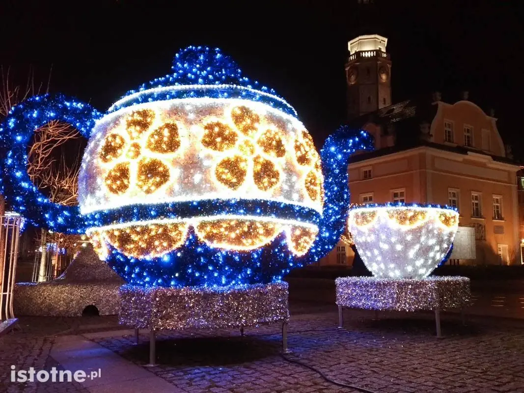 Świąteczne ozdoby na bolesławieckim rynku
