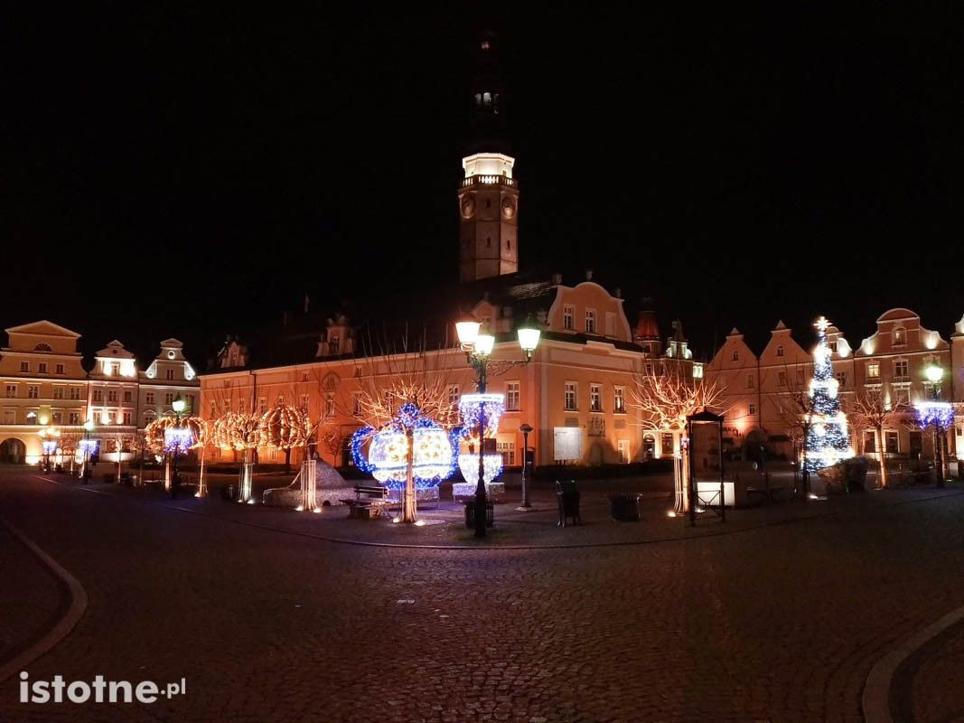 Świąteczne ozdoby na bolesławieckim rynku