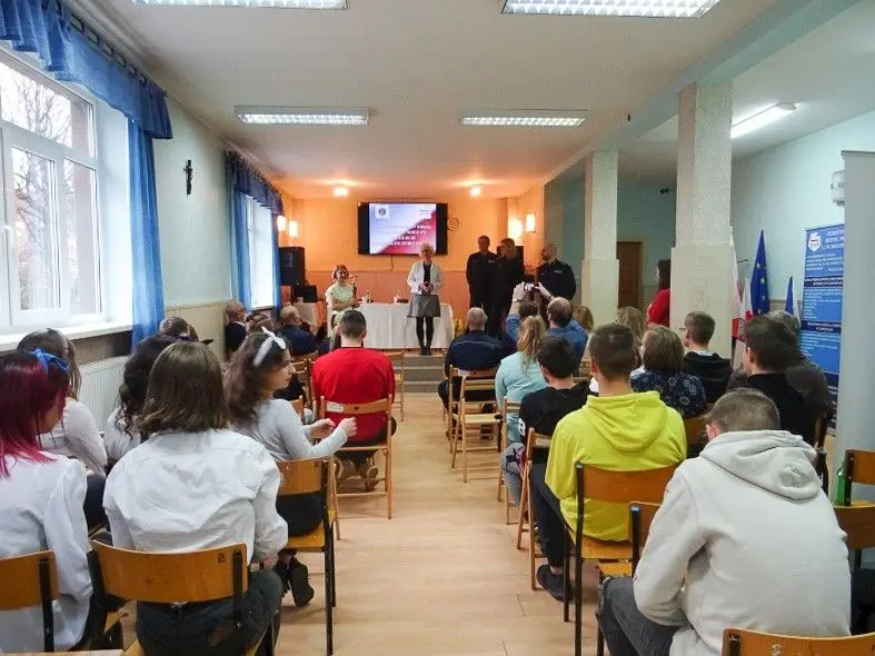 Uczennice „Budowlanki” najlepsze w konkursie wiedzy o policji