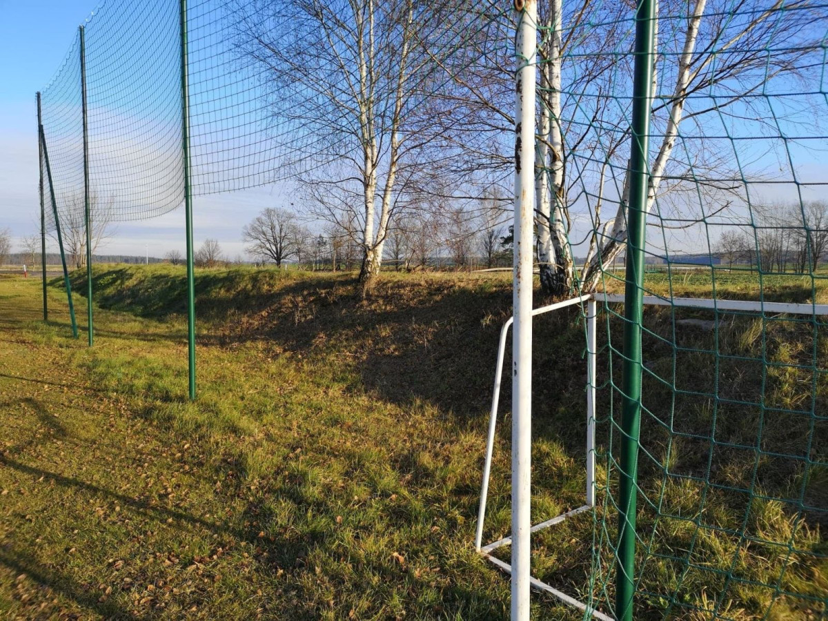 Zniszczony obiekt piłkarski w Parzycach