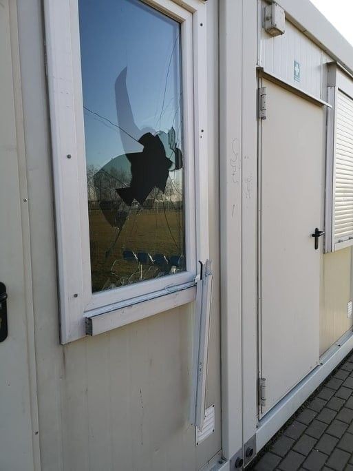 Zniszczony obiekt piłkarski w Parzycach