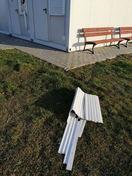 Zniszczony obiekt piłkarski w Parzycach