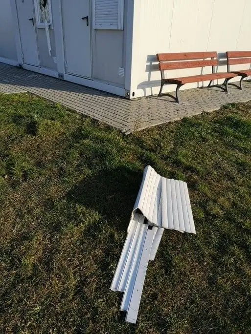Zniszczony obiekt piłkarski w Parzycach