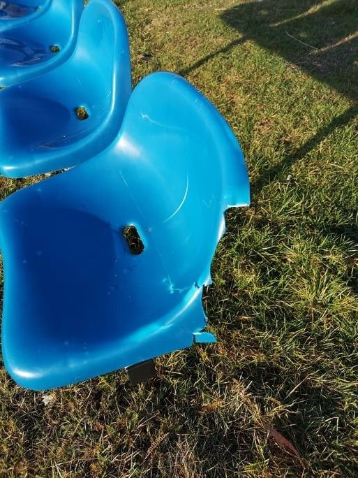 Zniszczony obiekt piłkarski w Parzycach