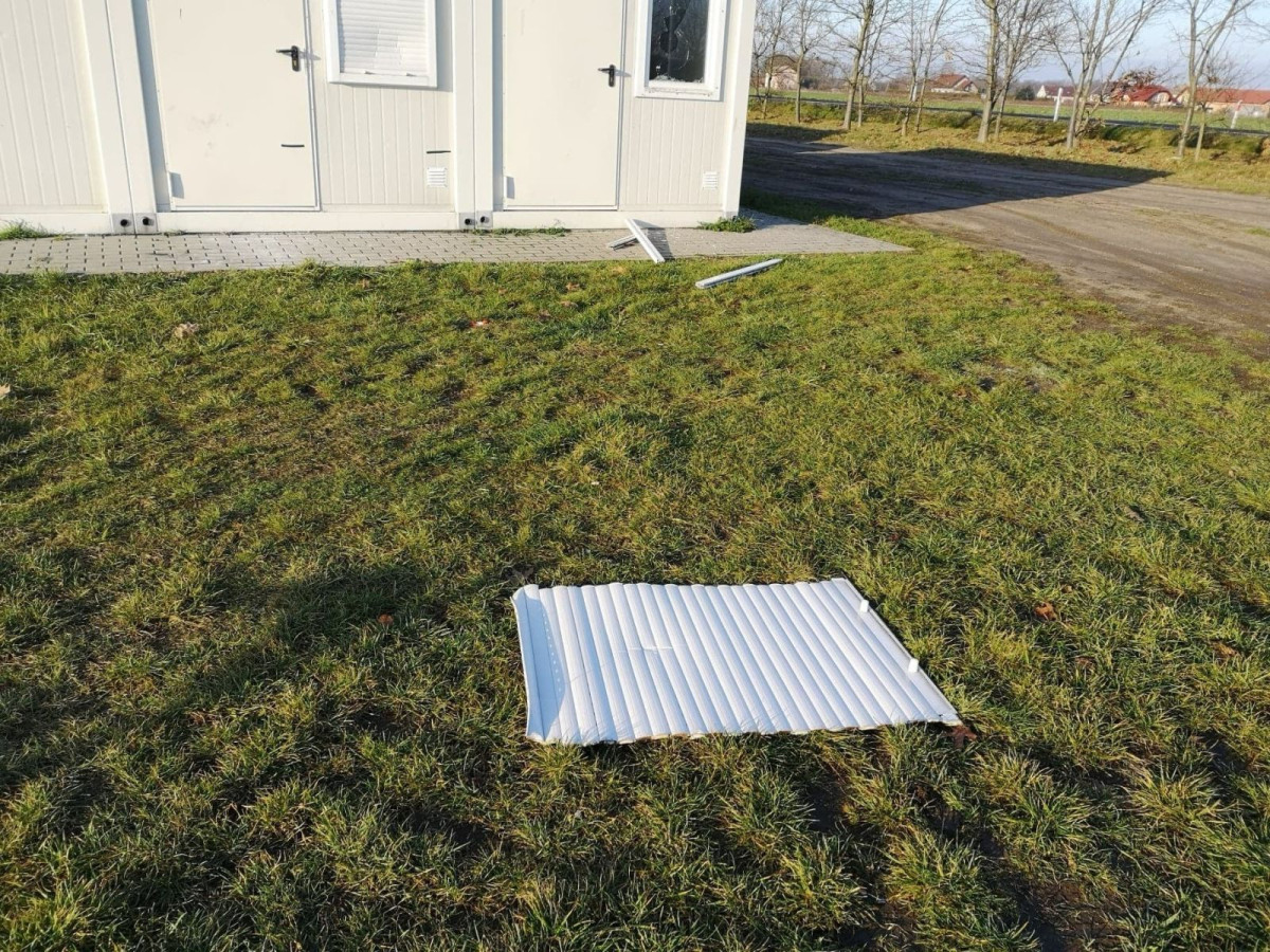 Zniszczony obiekt piłkarski w Parzycach