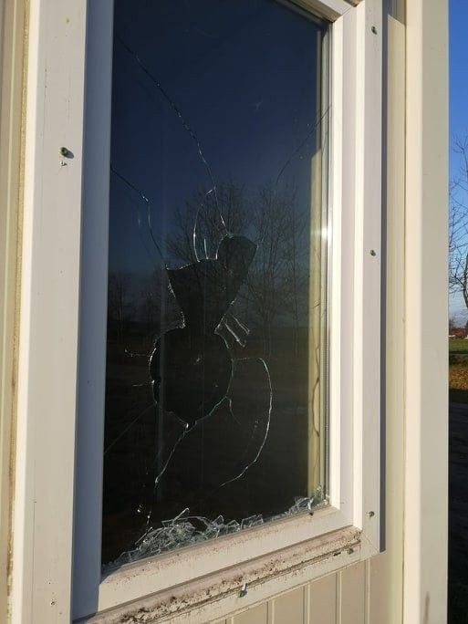 Zniszczony obiekt piłkarski w Parzycach