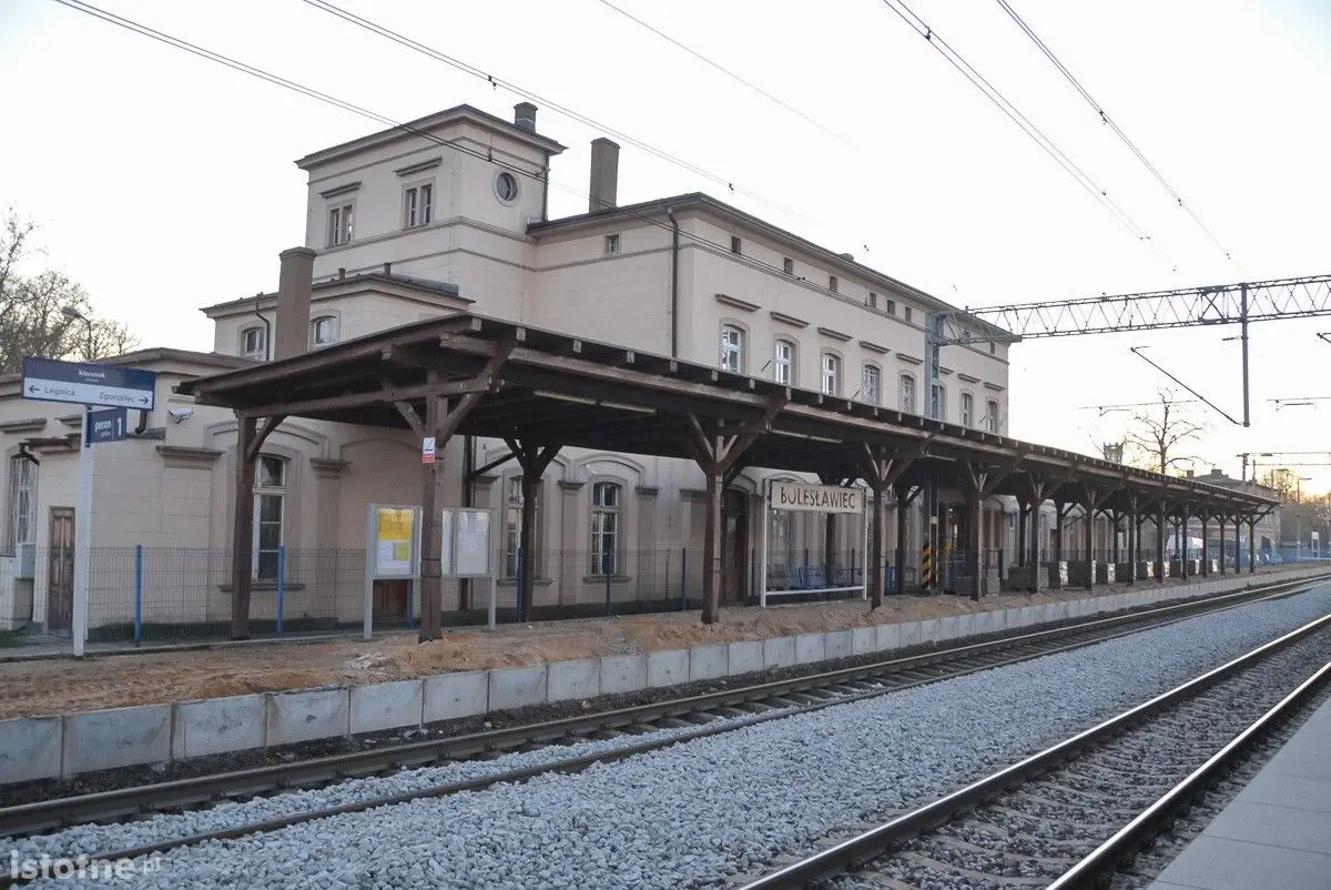 Trwa remont peronu nr 1 na dworcu PKP w Bolesławcu