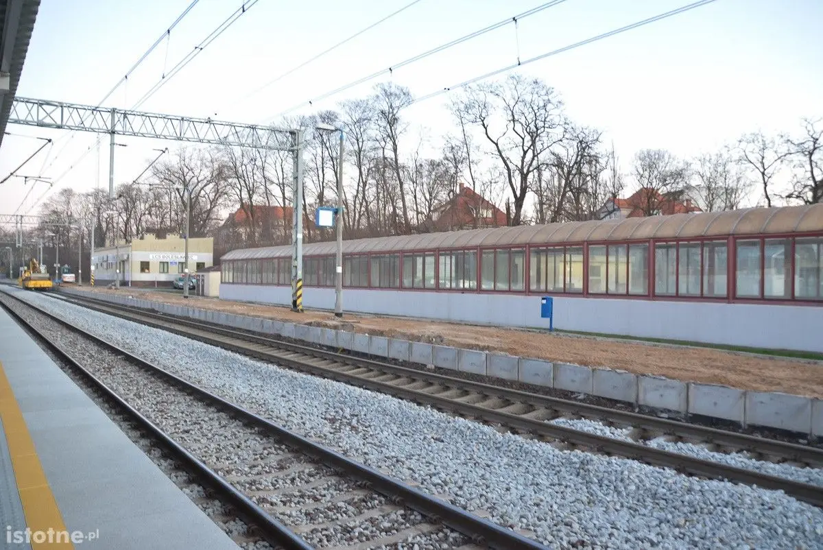 Trwa remont peronu nr 1 na dworcu PKP w Bolesławcu