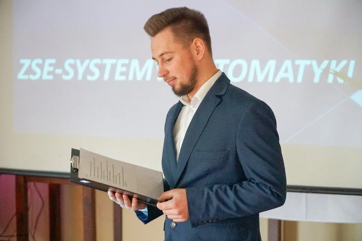 Młodzi przedsiębiorcy uczą się, jak być lepszym od konkurencji