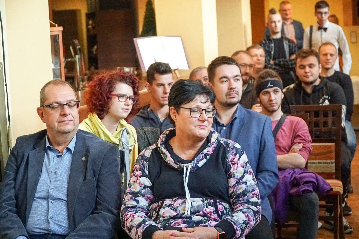 Młodzi przedsiębiorcy uczą się, jak być lepszym od konkurencji