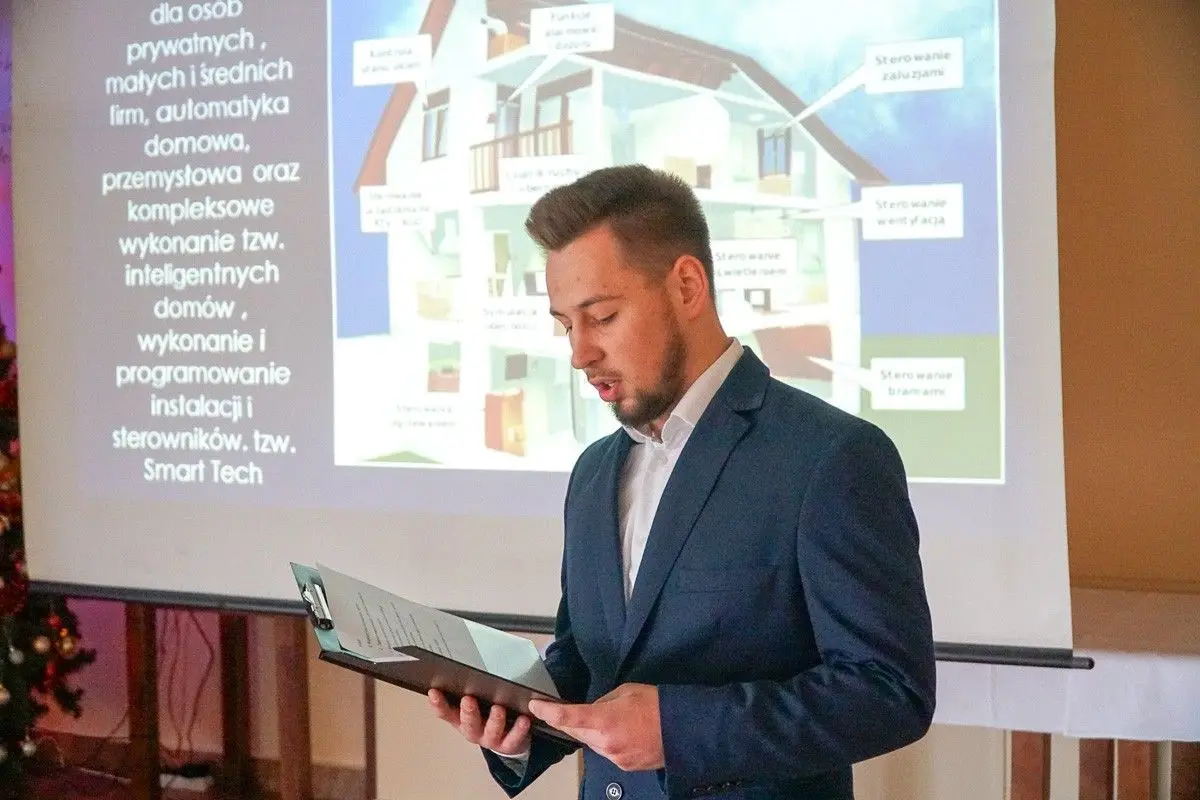 Młodzi przedsiębiorcy uczą się, jak być lepszym od konkurencji