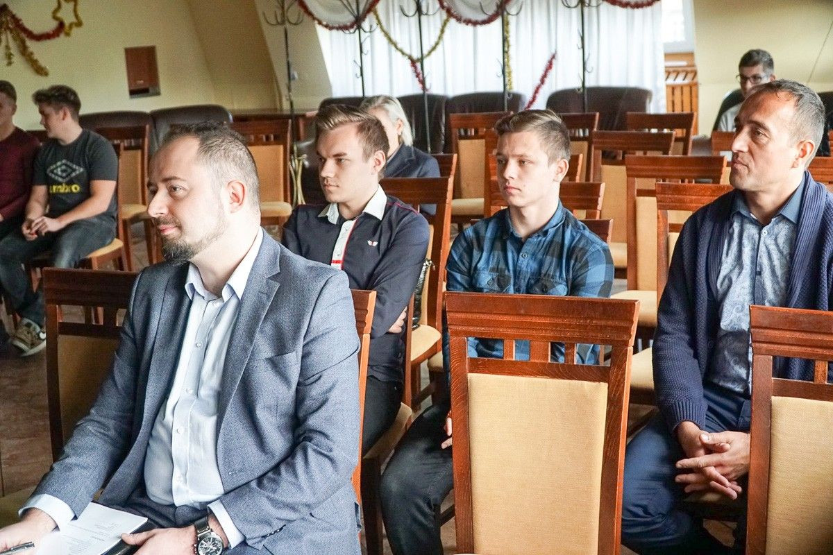 Młodzi przedsiębiorcy uczą się, jak być lepszym od konkurencji