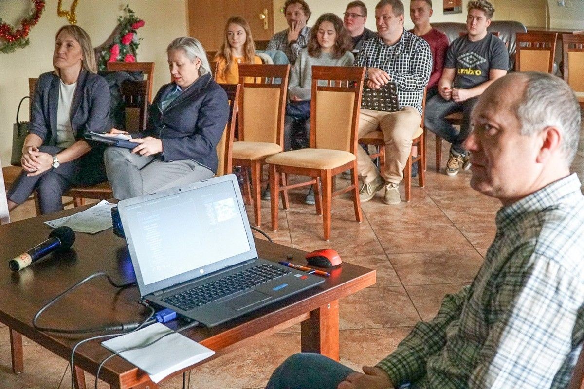 Młodzi przedsiębiorcy uczą się, jak być lepszym od konkurencji