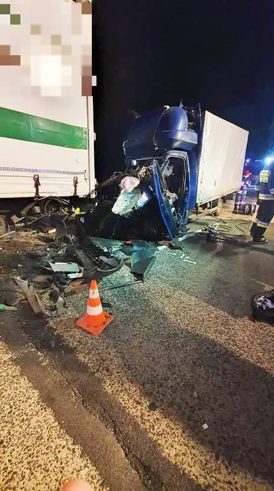 Tragedia na DK18: Kobieta zginęła, mężczyzna w ciężkim stanie