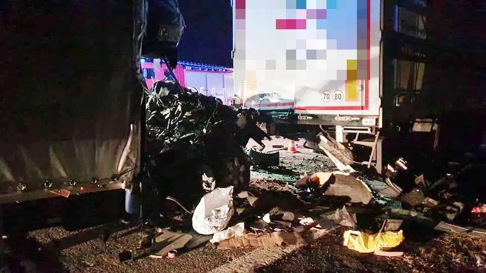 Tragedia na DK18: Kobieta zginęła, mężczyzna w ciężkim stanie