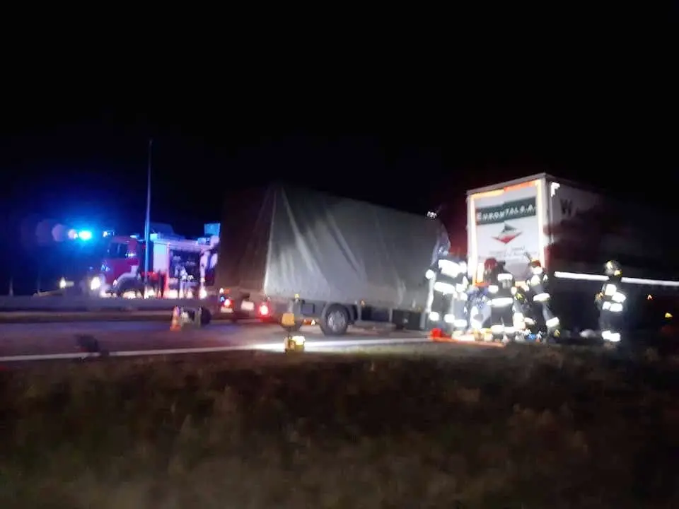 Tragedia na DK18: Kobieta zginęła, mężczyzna w ciężkim stanie