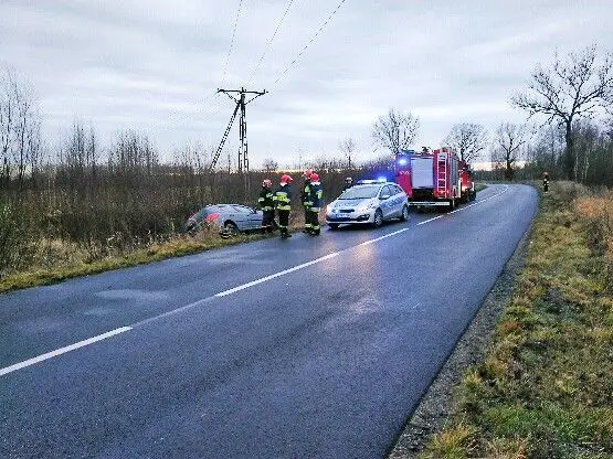 Auto wypadło z drogi koło Wierzbowej, jedna osoba ranna