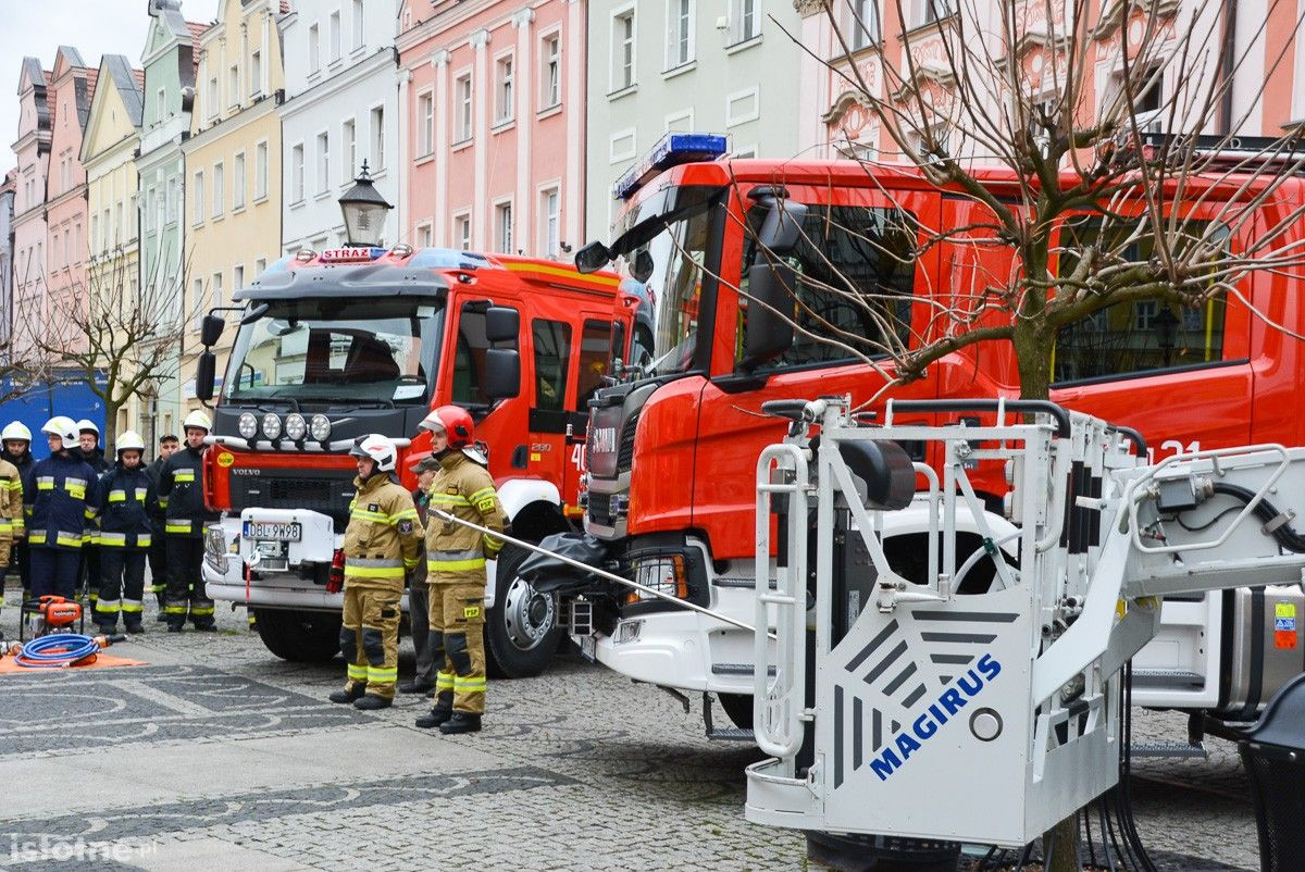 Strażacy z naszego powiatu z nowymi wozami i sprzętem ratowniczym