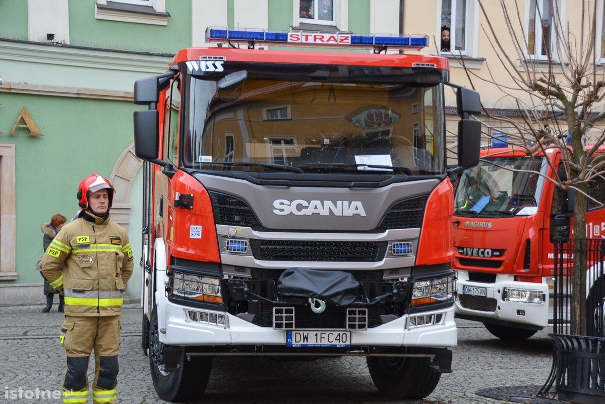 Strażacy z naszego powiatu z nowymi wozami i sprzętem ratowniczym