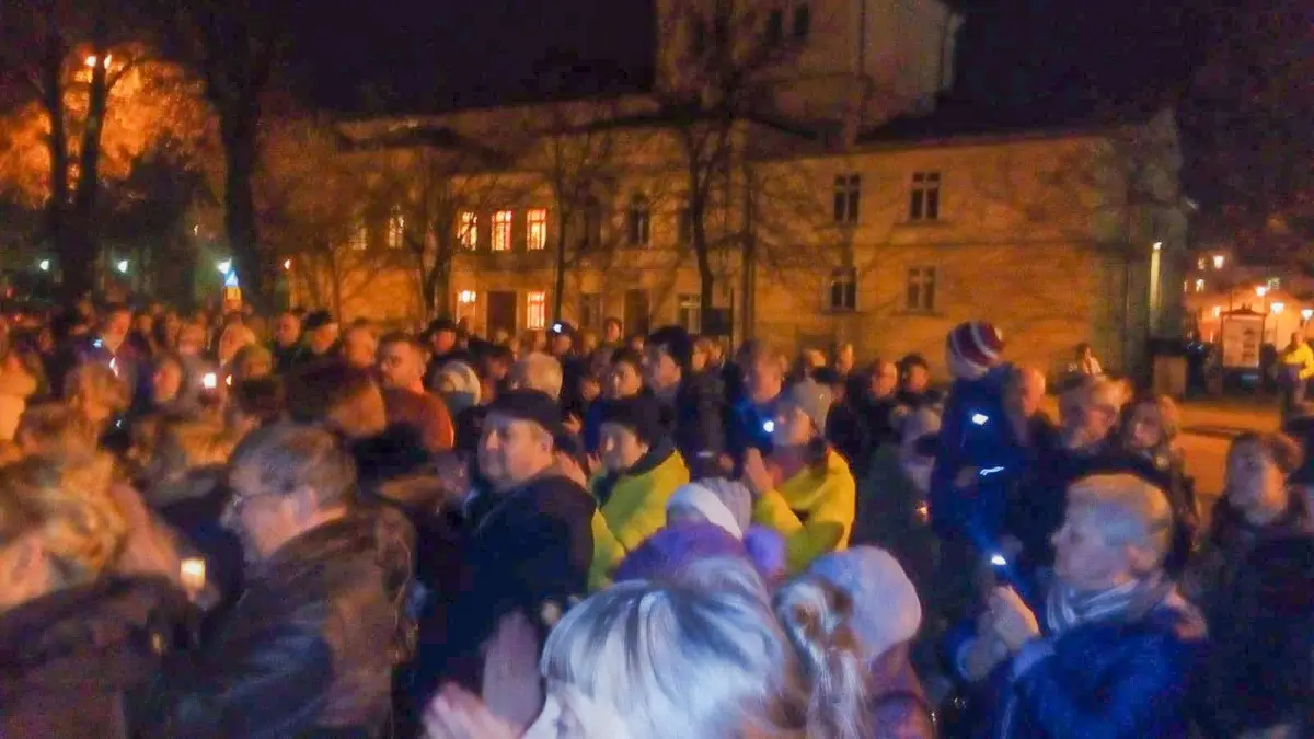 Ludzie na proteście przed sądem