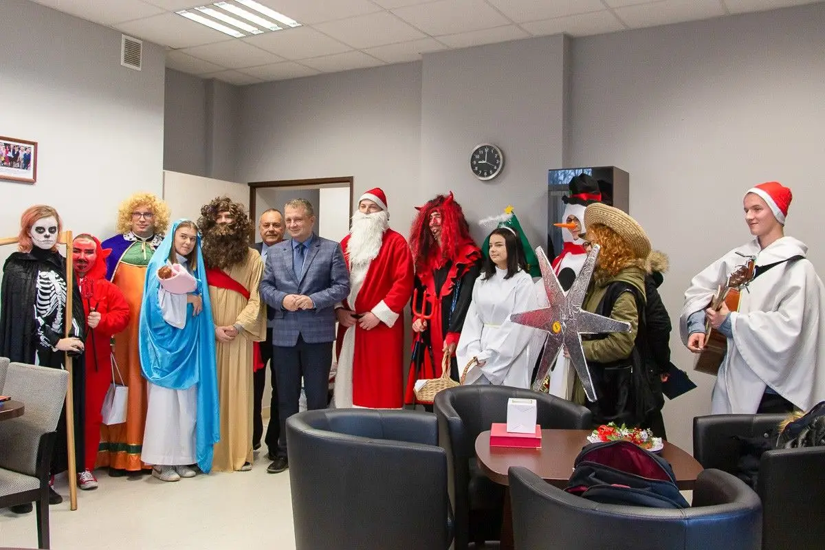 Kolędnicy z „Handlówki” odwiedzili m.in. dzieci w szpitalu