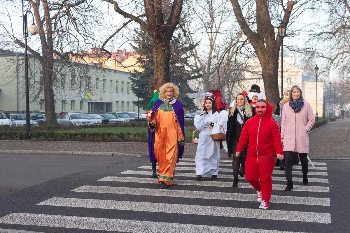 Kolędnicy z „Handlówki” odwiedzili m.in. dzieci w szpitalu