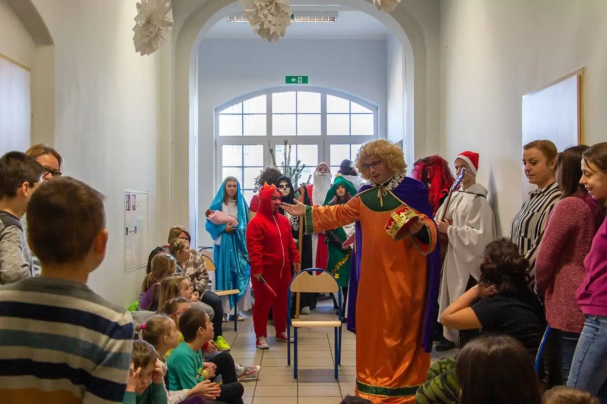 Kolędnicy z „Handlówki” odwiedzili m.in. dzieci w szpitalu