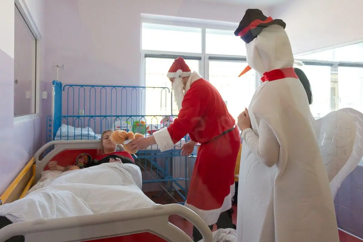 Kolędnicy z „Handlówki” odwiedzili m.in. dzieci w szpitalu
