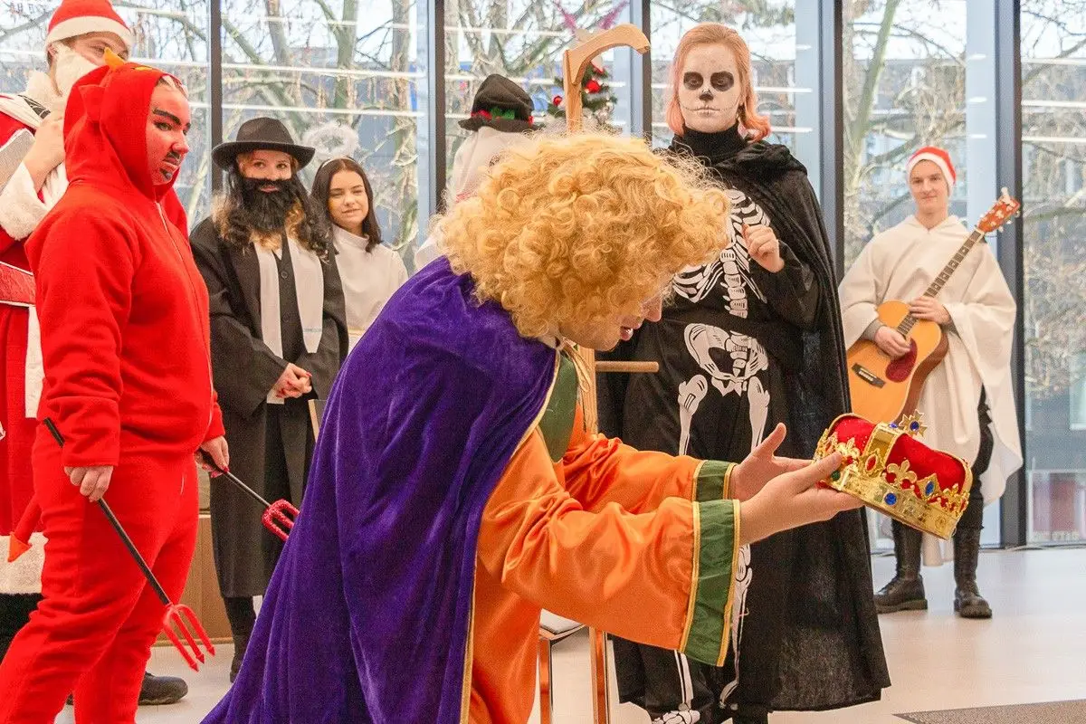 Kolędnicy z „Handlówki” odwiedzili m.in. dzieci w szpitalu