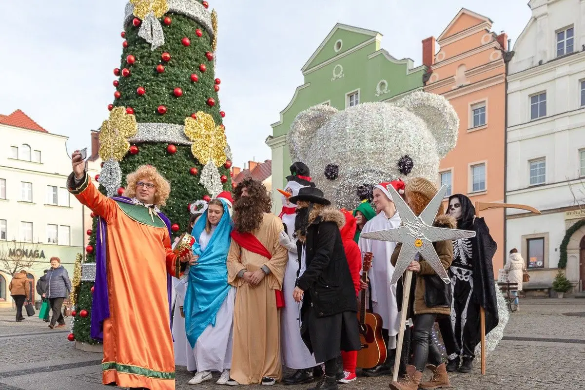 Kolędnicy z „Handlówki” odwiedzili m.in. dzieci w szpitalu