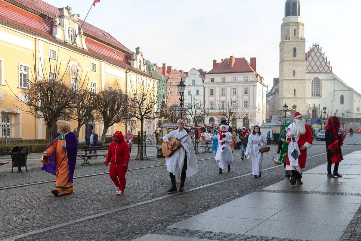 Kolędnicy z „Handlówki” odwiedzili m.in. dzieci w szpitalu