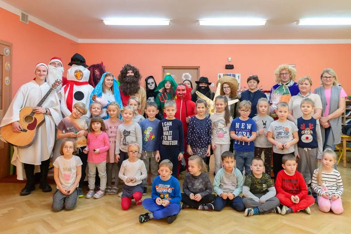 Kolędnicy z „Handlówki” odwiedzili m.in. dzieci w szpitalu