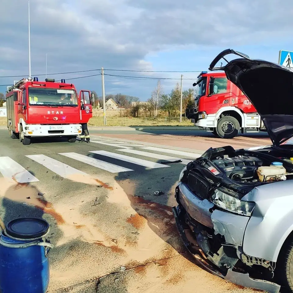 Dwa auta zderzyły się w Wykrotach. Dwie osoby ranne