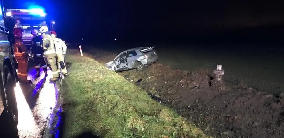 Auto wypadło z drogi koło Warty