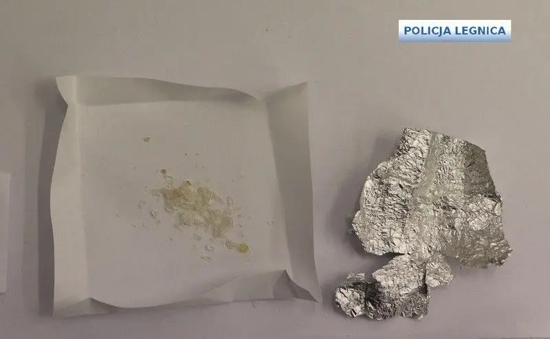 31-latek z sądowym zakazem kierował po dragach, pasażer wpadł z amfetaminą