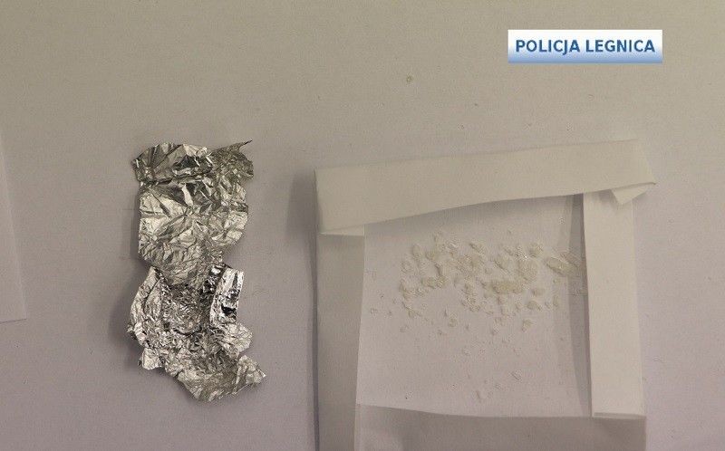 31-latek z sądowym zakazem kierował po dragach, pasażer wpadł z amfetaminą