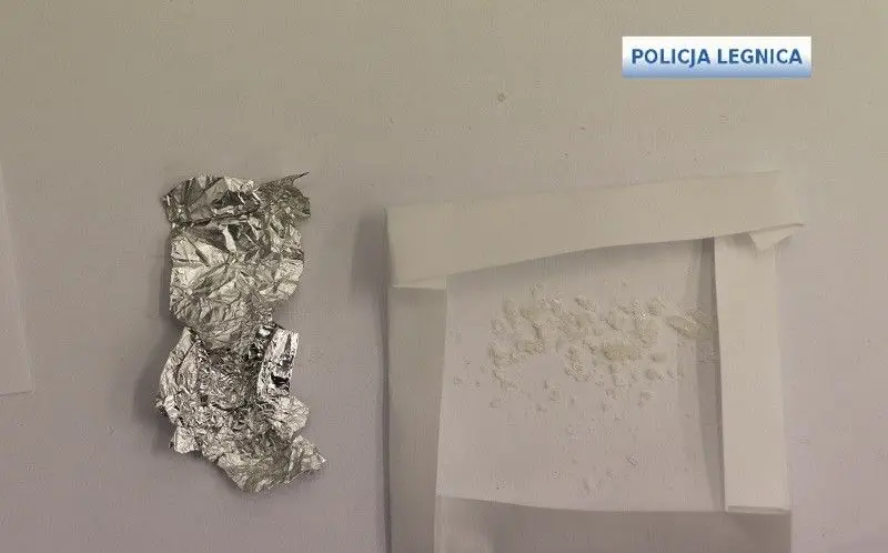 31-latek z sądowym zakazem kierował po dragach, pasażer wpadł z amfetaminą