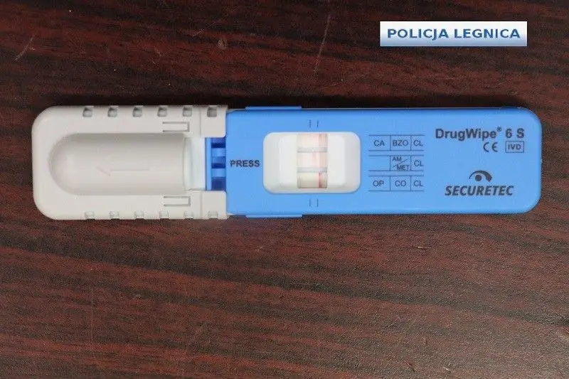 31-latek z sądowym zakazem kierował po dragach, pasażer wpadł z amfetaminą