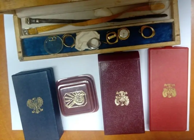 Świąteczno-sylwestrowi włamywacze zatrzymani. Ukradli m.in. laptopa i… medale