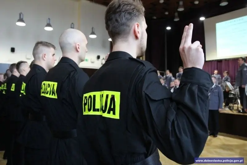 Nowi policjanci ślubowali. 2 z nich służyć będzie w bolesławieckiej komendzie