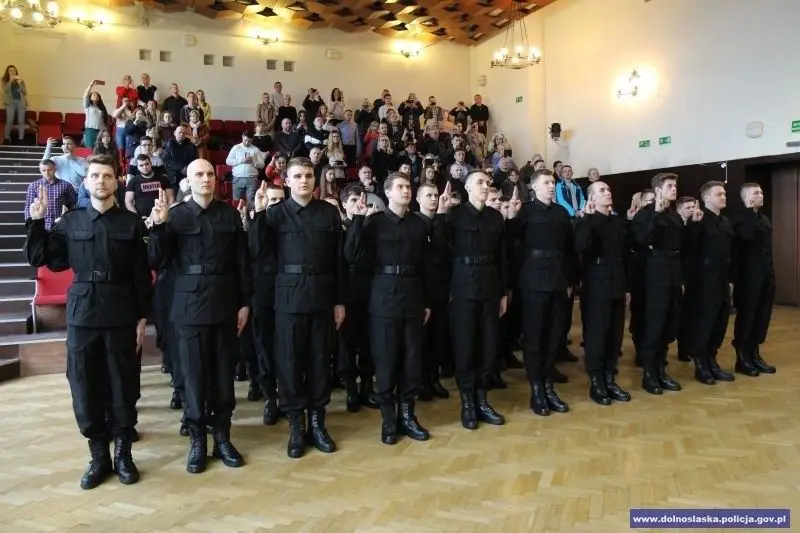 Nowi policjanci ślubowali. 2 z nich służyć będzie w bolesławieckiej komendzie