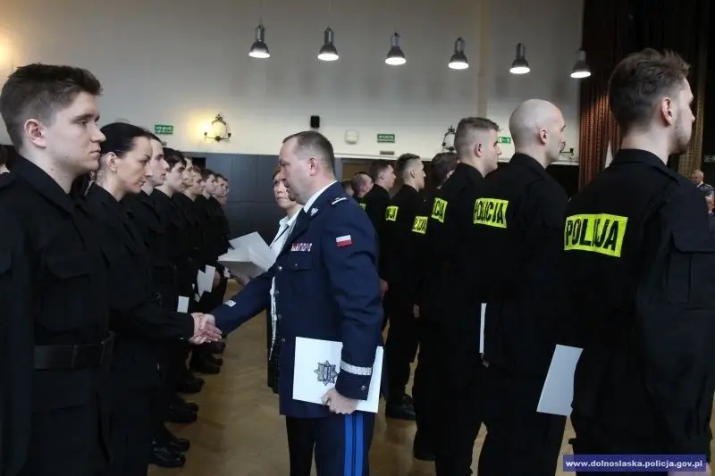 Nowi policjanci ślubowali. 2 z nich służyć będzie w bolesławieckiej komendzie